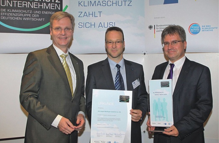 Urkundenübergabe: DIHK-Hauptgeschäftsführer Martin Wansleben, ebm-papst-Umweltbeauftragter Markus Mettler und Ministerialdirigent Berthold Goeke vom Bundesumweltministerium (v.l.).