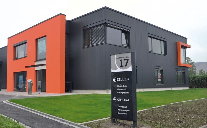 Abb. 1 Neuer Firmensitz und gleichzeitig Forschungsobjekt: Das als Netto-Null-Energie-Haus realisierte Büro- und Betriebsgebäude von Zeller/Athoka in Herten.