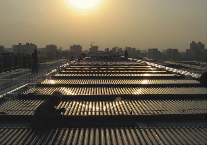 Abb. 1 Große Solaranlage mit Vakuumröhrenkollektoren. - © Elco

