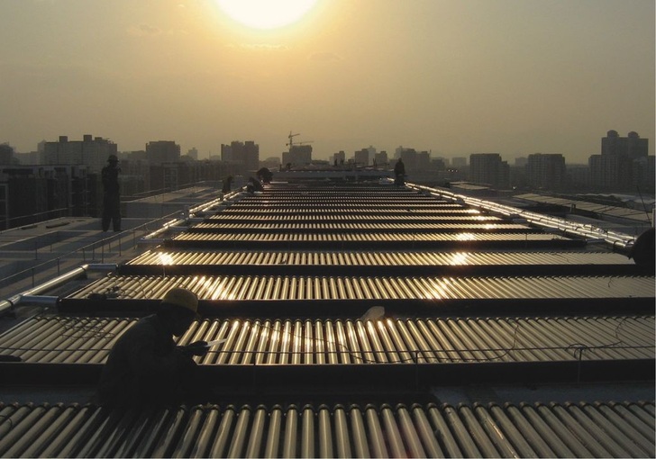 Abb. 1 Große Solaranlage mit Vakuumröhrenkollektoren.