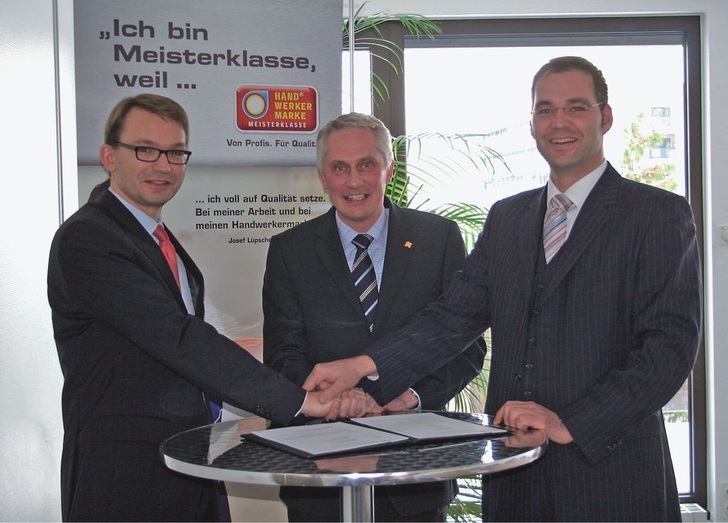 Vertragsunterzeichnung: ZVSHK-Hauptgeschäftsführer Elmar Esser, Martin Roschkowski, Geschäftsführer ITT Lowara Deutschland und Richard Böhland, Marketing-Verantwortlicher ITT Lowara Deutschland. - © Handwerkermarke
 Vertragsunterzeichnung: ZVSHK-Hauptgeschäftsführer Elmar Esser, Martin Roschkowski, Geschäftsführer ITT Lowara Deutschland und Richard Böhland, Marketing-Verantwortlicher ITT Lowara Deutschland.