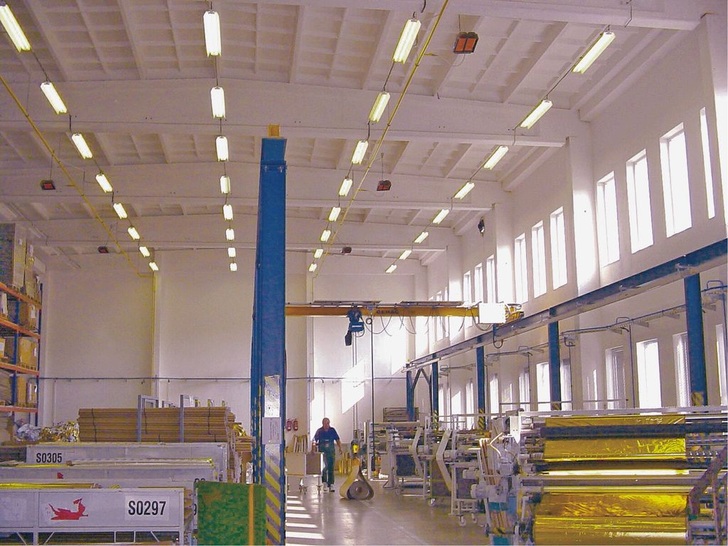 Abb. 1 Dezentrale Beheizung einer Produktionshalle mit Präzisions­fertigung durch Infrarotheizungen.