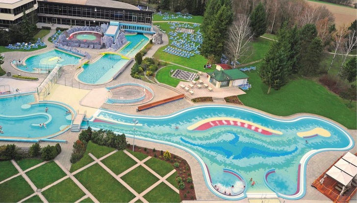 Abb. 1 Außenbereich der Johannesbad Therme in Bad Füssing. Im Obergeschoss des Hauptgebäudes wurde der Wellnessbereich Jovitalis eingerichtet.