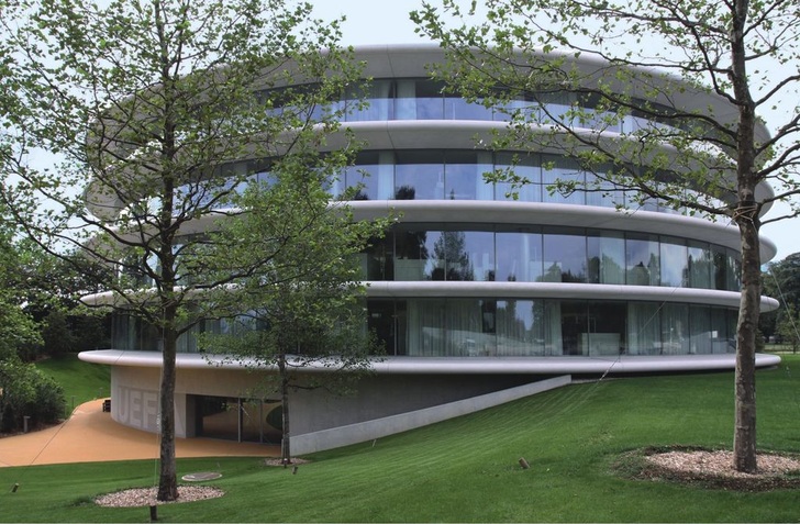 Abb. 1 Das neue Verwaltungsgebäude des Europäischen ­Fußballverbands (UEFA) in Nyon am Genfer See bietet auf 6300 m² Platz für 250 Angestellte. - © Yazaki
