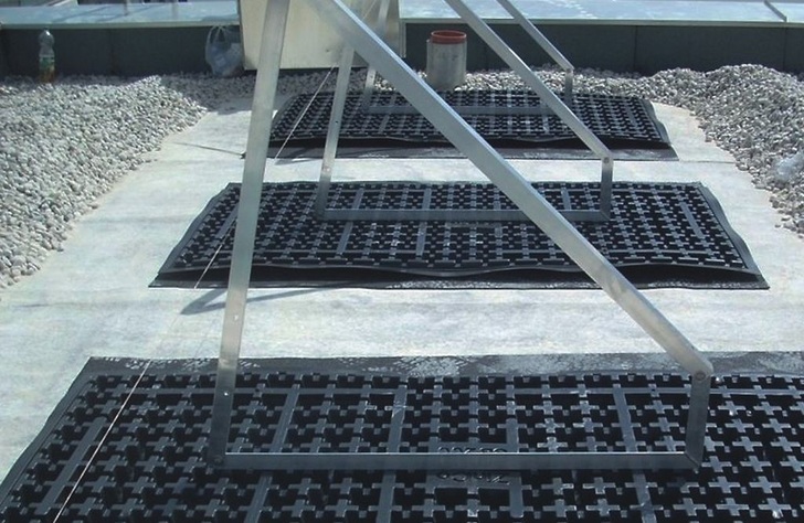 Gasokol: Aufdachmontage auf Flachdächern mit Trägerplatten aus Recycling-Hartkunststoff.
