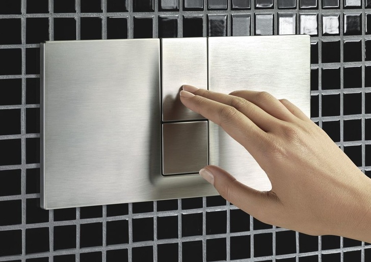 Viega: Mit einer Ober­flächenveredelung sind die Visign-Betätigungsplatten vor Finger­abdrücken geschützt.