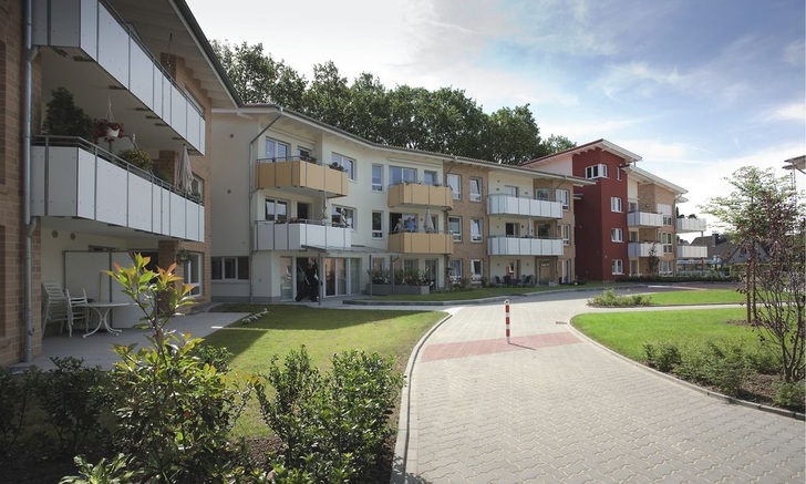 Abb. 1 Die barrierefreien Wohngebäude in Münster-Mecklenbeck sind im Anwendungsbereich der EnEV 2007 erstellt worden, erfüllen aber deutlich bessere energetische Anforderungen als nach dem Verordnungsstand erforderlich wäre. Energetisch optimal liegen die Treppenaufgänge und Aufzugsbereiche außerhalb des Wohngebäudes. Jede der 2- bis 4-Zmmer-Wohnungen ist über einen Laubengang erreichbar.