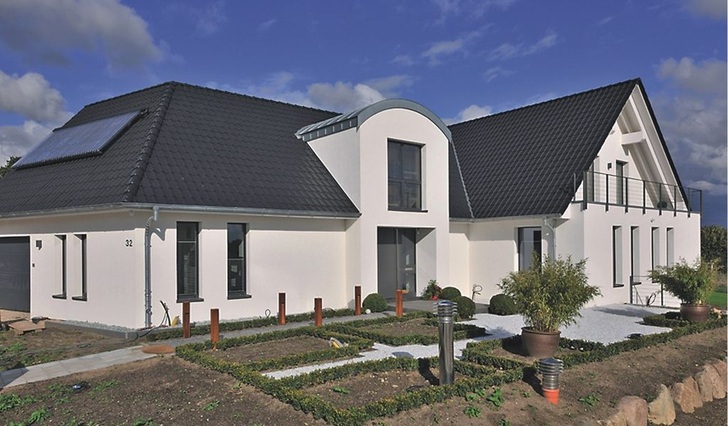 Abb. 1 Dieses Haus wird mit nur 3,68 Euro/(m2 a) Betriebskosten im Winter beheizt und im Sommer gekühlt.