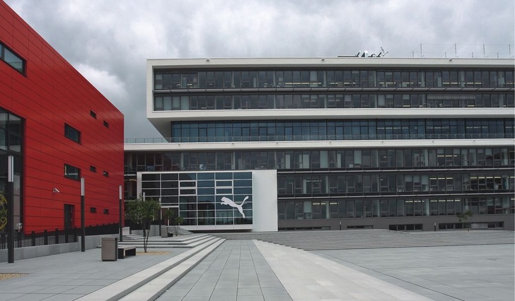 Abb. 1 PumaVision Headquarters mit Retail-Gebäude in Form einer Schuhschachtel (links) und dem Verwaltungsbau (rechts). - © Siemens
