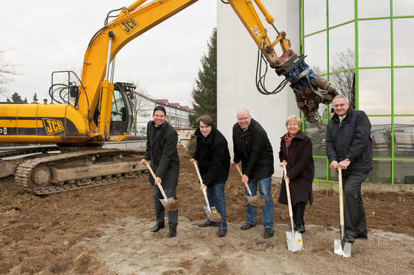 Spatenstich für neues Grünbeck Forum (v.l.): Peter Lachenmeir, Geschäftsführer von Grünbeck, Architekt Richard Kende und Geschäftsführer Wilhelm Mühlen vom Architekturbüro Obel und Partner, Hildegard Wanner, 1. Bürgermeisterin der Stadt Höchstädt, und Dr. Günter Stoll, Geschäftsführer von Grünbeck.