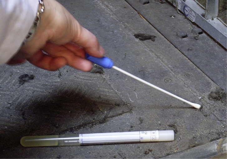 Abb. 1 Bei Untersuchungsserien an RLT-Geräten haben Proben aus der Kondensatwanne und dem Kühlregister gezeigt, dass 63 % der Anlagen schlechte Befunde hatten.