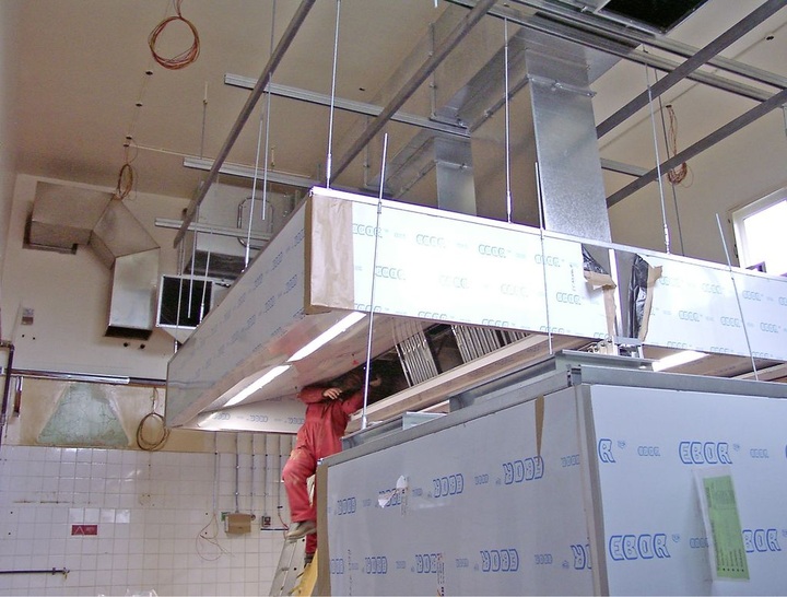 Reven: Montage einer Großküchenhaube, der Wärmerückgewinner wurde in das Kanalnetz integriert. - © Reven
