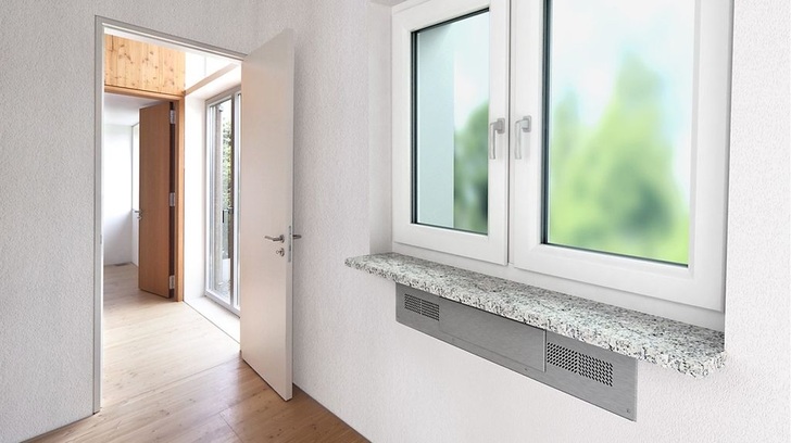 Nach dem Fensteraustausch wird PremiVent ­eingeschoben und elektrisch angeschlossen.