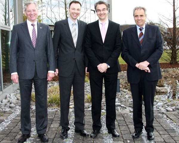 Haben Zusammenarbeit vereinbart (v.l.): Heinrich Kampmann, Aufsichtsratsvorsitzender der Kampmann GmbH, Hendrik Kampmann, GF von Kampmann und Nova, Patrick Honer, GF von Nova, und Helmut Honer, scheidet im Juni 2011 als GF bei Nova aus. (Quelle: Kampmann) - © Kampmann
 Haben Zusammenarbeit vereinbart (v.l.): Heinrich Kampmann, Aufsichtsratsvorsitzender der Kampmann GmbH, Hendrik Kampmann, GF von Kampmann und Nova, Patrick Honer, GF von Nova, und Helmut Honer, scheidet im Juni 2011 als GF bei Nova aus. (Quelle: Kampmann)