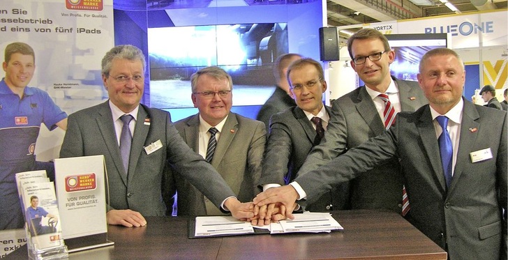KSB unterschreibt Partnerverträge mit den Handwerkermarken (v.l.): Manfred Stather, Präsident ZVSHK, Dr. Manfred Oesterle, Leiter des Konzernbereichs Automation und Antriebe bei KSB, Norbert Maier, Verkaufsleiter Europa Mitte bei KSB, Elmar Esser, Hauptgeschäftsführer des ZVSHK, Holger Schulze, Leiter Verkauf Großhandel bei KSB.