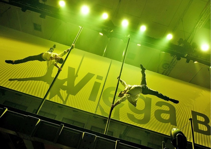 Die Artisten von Vertical Pole setzen bei der Viega-Roadshow scheinbar die Erdanziehung außer Kraft.