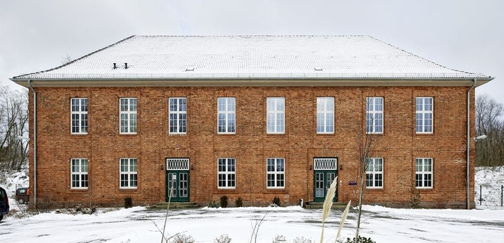 Abb. 1 Das Gebäude mit der Nr. 189. Das ehemalige Schulungsgebäude der Deutschen Reichsbahn wurde komplett entkernt und renoviert.