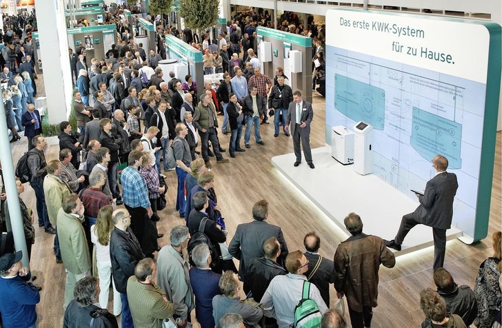 Abb. 1 Vorstellung des Mikro-BHKW-Systems ecopower 1.0 mit Gas-Verbrennungsmotor auf der ISH 2011. Das Interesse an Kraft-Wärme-Kopplung für Ein- und Zweifamilienhäuser in der TGA/SHK-Branche ist enorm. Neben der Aneignung von technischem Know-how müssen sich Planer und Fachhandwerks­unternehmen auch für bau-, steuer- und gewerberechtliche Fragen wappnen.