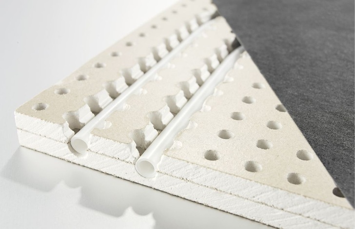 Rehau: Akustikheiz- und -kühldecke mit gelochten Gipskartonplatten.