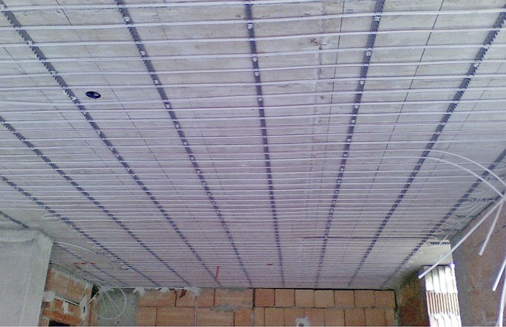 Uponor: Deckeninstallation mit dem MinitecNassputzsystem.