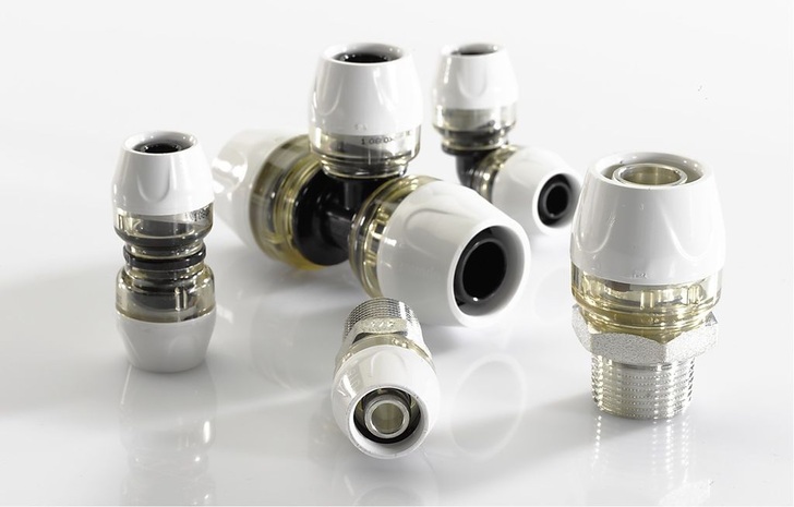 Uponor: Fitting mit integrierter Pressfunktion und Verpresst-Kennzeichnung.