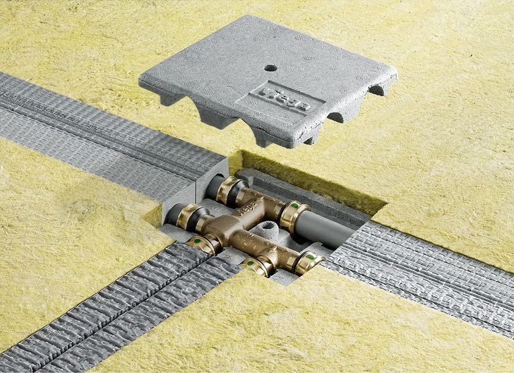 Viega: Vorgedämmtes Raxofix-System und Kreuzungs-T-Stück.