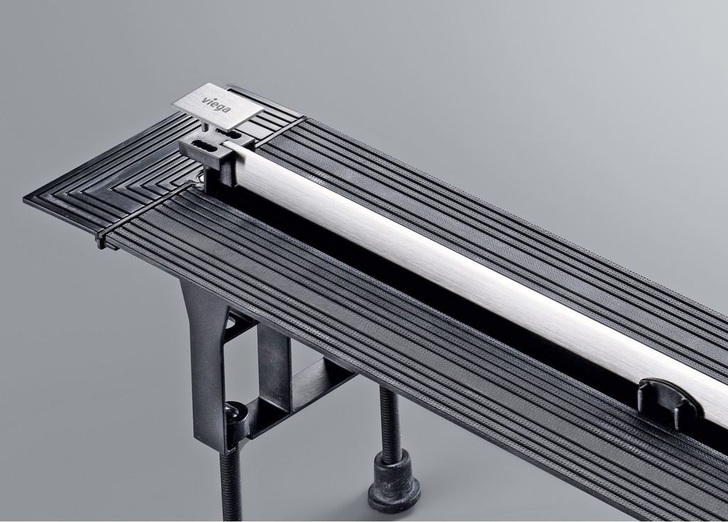 An die individuelle Situation noch vor Ort anpassbar ist die Viega-Duschrinne Advantix Vario.