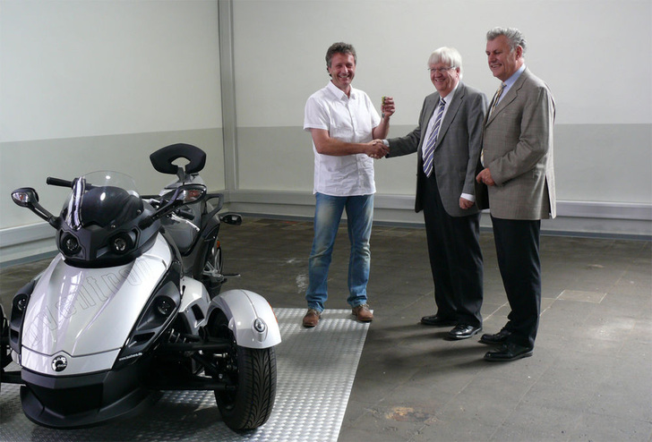 Detlef Schumann erhält von Oventrop-Geschäftsführer Georg Rump und Marketingleiter Werner Dickmann die Fahrzeugschlüssel (v.l.). (Quelle: Oventrop)