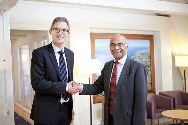 Philip Schwarz, CEO Emotron, und S. M. Trehan, CEO Crompton Greaves. - © Emotron
 Philip Schwarz, CEO Emotron, und S. M. Trehan, CEO Crompton Greaves.