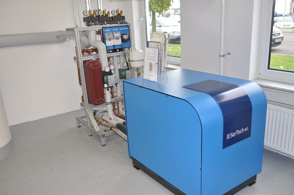 Im Vertriebszentrum Ost von Stiebel Eltron sorgt eine Adsorptionskältemaschine des Kooperationspartners SorTech für die Kühlung des Gebäudes. (Quelle: Stiebel Eltron)