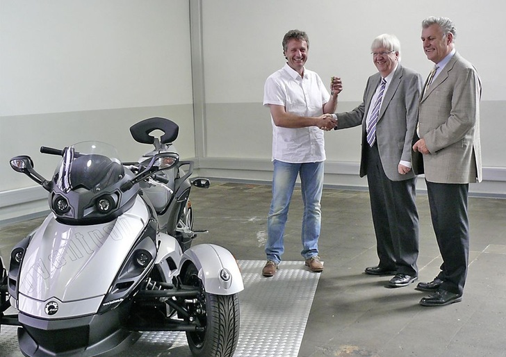 Detlef Schumann erhält von Oventrop-Geschäftsführer Georg Rump und Marketing­leiter Werner Dickmann die Fahrzeugschlüssel (v.l.).