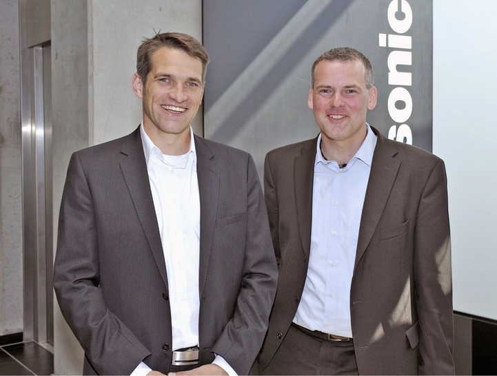 Malte Nonnsen (links) und Marcel ­Oligschläger sind ab sofort als Planer­berater für Panasonic in den Bereichen VRF-Systeme, Klima­geräte und Wärmepumpen tätig. - © Panasonic Deutschland
