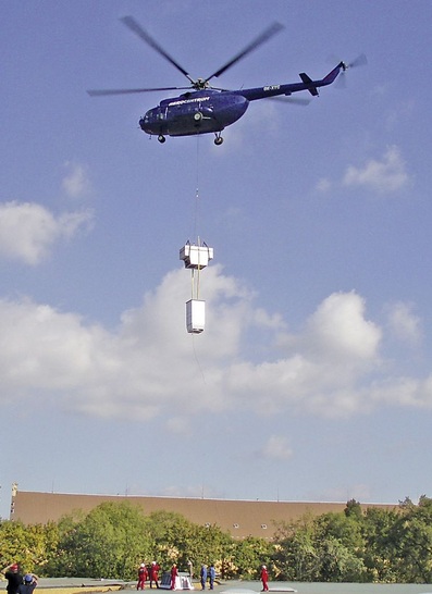 Abb. 1 Auch eine Nachhaltigkeitsstrategie: Hoval verwendet für das neue Hallen­klimagerät „RoofVent twinheat“ heute den gleichen Dachsockel wie in den 1970er-Jahren. Der mechanische Austausch von Alt gegen Neu dauert per Hubschrauber nur etwa drei bis vier Minuten.