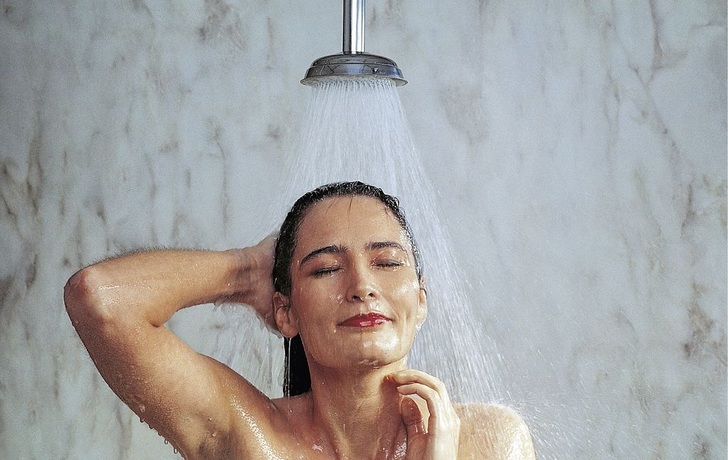 Abb. 1 Unser Komfortanspruch ist hoch — unter der Dusche soll das warme Wasser möglichst sofort bereitstehen. Damit das Wasser auch stets hygienisch einwandfrei ist, ist eine ganze Reihe von Aspekten zu beachten — betriebstechnische ebenso wie technische.