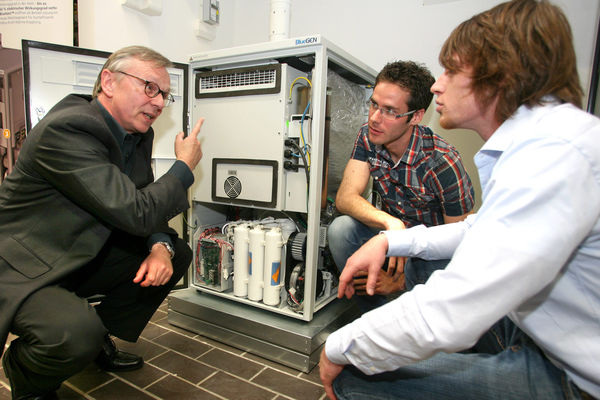 Prof. Dr.-Ing. Klaus Sommer mit den Masterstudenten Giacomo Favari (B.Eng) und Dipl.-Ing. Jens Fiedler am Forschungsobjekt BlueGen. - © Hacky Hagemeyer / KlimaKreis Köln
