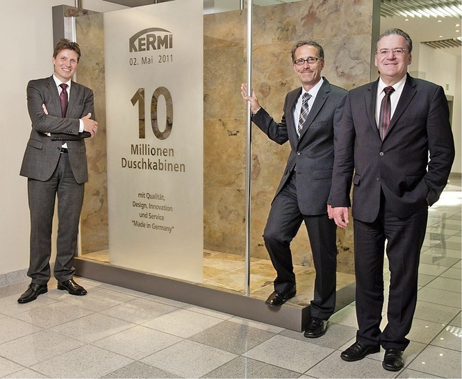 Jubiläum bei Kermi: Dr. Roger Schönborn, ­Geschäftsführer Marketing und Vertrieb, Reiner Habermann, Marktbereichsleiter Sanitär Europa und Dr. Klaus-Dieter Gloe, Geschäftsführer Produk­tion (v.l.) feiern die 10-millionste Duschkabine.