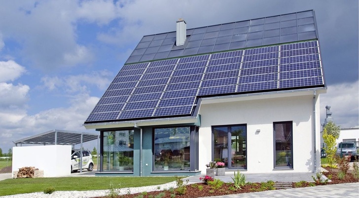 Abb. 1 Haus ohne Stromanschluss: Die Helma Eigenheimbau AG, Lehrte, hat ein Einfamilienhaus (162 m² Wohnfläche) vorgestellt, das sich ohne Netzanschluss über eine Photovoltaik-Anlage und ein Akku-System autark mit elektrischer Energie versorgt. Beheizt wird das “EnergieAutarkeHaus“ weitgehend solar, ein geringer Restheizwärmebedarf wird mit Holz gedeckt Webcode 

#NB_LINK[PARAM=KEYS=316495;CMD=SEARCH;T=316495]#. - © Helma
