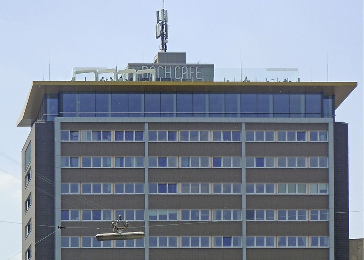 Abb. 1 Das Hochhaus am Ludwigsplatz 11 in Gießen wird seit 50 Jahren vom Dach-Café „gekrönt“. Nach umfangreicher Renovierung des Gebäudes wurde das Restaurant im August 2010 neu eröffnet. Für die Stadtwerke Gießen ist die Klimatisierung des zur städtischen Wohnbau Gießen GmbH gehörenden Dach-Café-Gebäudes ein Pilotprojekt, um Erfahrungen mit Klein-Absorptionskältemaschinen im Fernwärmenetz zu sammeln. - © Städtische Wohnbau Gießen
