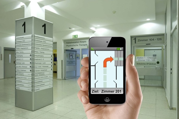 Abb. 1 2D-GN beschreibt dem Nutzer akustisch, in zweidimensionaler Grafik (Vogelper­spektive) und in Textform den Weg zum ­gewünschten Ziel, auch barrierefrei, wenn es vor Ort möglich ist.