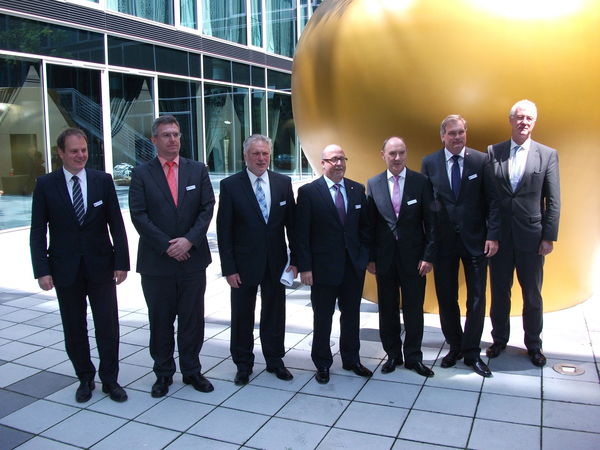 Die FGK-Vorstandsmitglieder (v.r.n.l.): Klaus Jesse, Dr. Jürgen Röben, Prof. Dr. Ulrich Pfeiffenberger, Lutz Reuter, Robert Baumeister, Gerold Franz und Prof. Dr. Dirk Müller (Vorsitzender der FGK-Fachkommission). (Quelle: FGK) - © FGK
