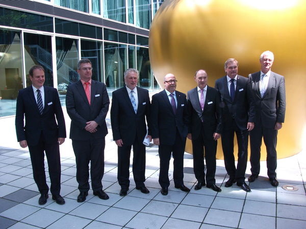 Die FGK-Vorstandsmitglieder (v.r.n.l.): Klaus Jesse, Dr. Jürgen Röben, Prof. Dr. Ulrich Pfeiffenberger, Lutz Reuter, Robert Baumeister, Gerold Franz und Prof. Dr. Dirk Müller (Vorsitzender der FGK-Fachkommission). (Quelle: FGK)