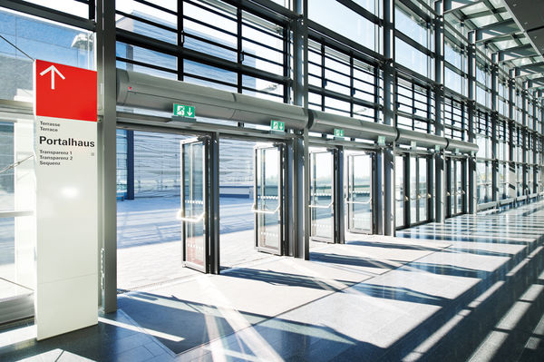 Portalhaus und Messehalle 11 in Frankfurt: Hier wurden 80 Türluftschleier der Systemair-Marke Frico verbaut.