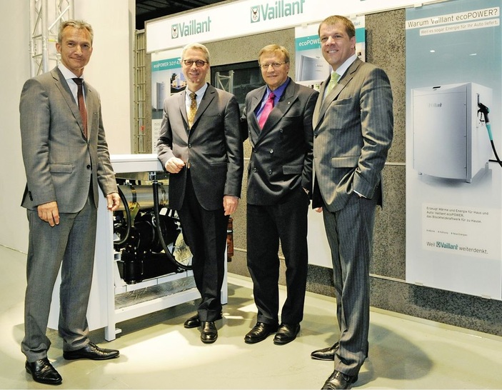 Vaillant: Der Gelsenkirchener Ober­bürgermeister Frank Baranowski, Bundesumweltminister ­Norbert Röttgen, NRW-Wirtschafts­minister Harry K. Voigtsberger und Vaillant-Group-Chef Carsten Voigtländer (v.l.) weihen Vaillants Serienproduktion von Mini-BHKW ein. - © Vaillant
