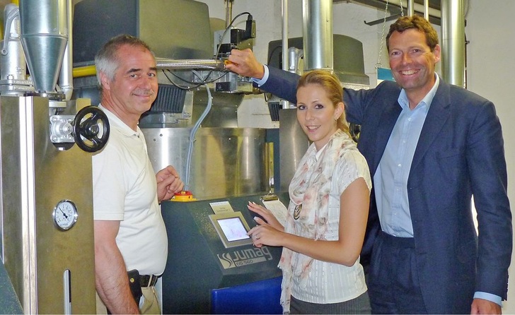 Ulrich Brödling, technischer Leiter des Gräf­lichen Parks, ­Angela Rizzo, technische Beratung und Projektleitung Jumag, Graf Marcus von OeynhausenSierstorpff (v.l.) an einem Jumag-Schnelldampferzeuger.