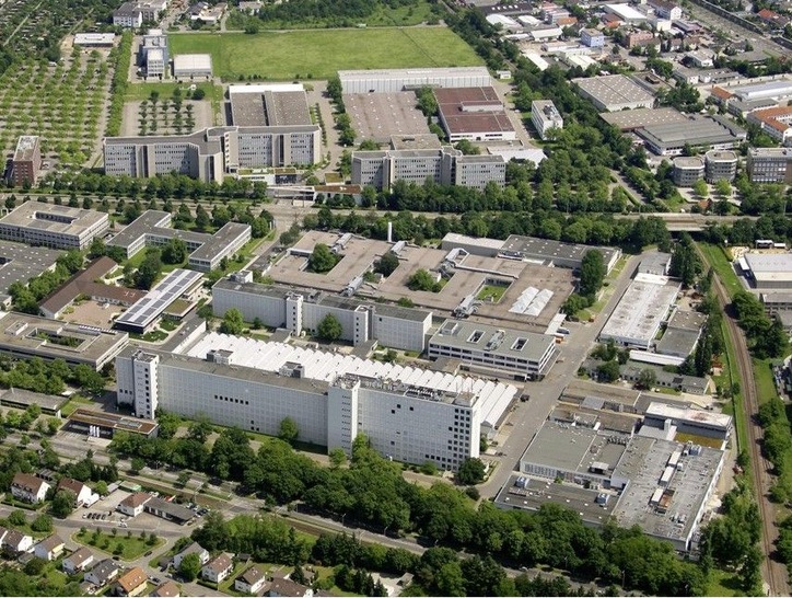 Abb. 1 Der SiemensIndustriepark Karlsruhe ist mit 280000 m² und 4500 Beschäftigten der fünftgrößte Standort des Konzerns. Der Bildausschnitt zeigt die Elektronik­fertigung, in der ­Komponenten des Siclimat-X-Gebäude­automationssystems ­hergestellt werden. Hier wurde in einer Pilotanlage das Regelungsverfahren “Variable Control Strategy“ getestet. - © Siemens
