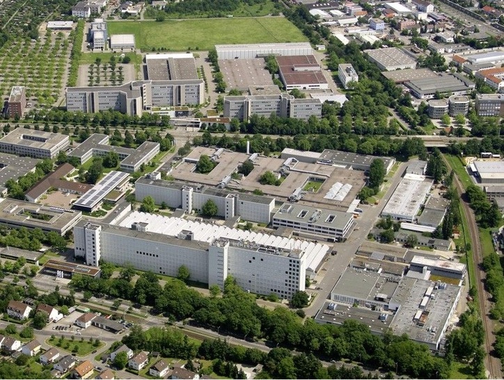 Abb. 1 Der SiemensIndustriepark Karlsruhe ist mit 280000 m² und 4500 Beschäftigten der fünftgrößte Standort des Konzerns. Der Bildausschnitt zeigt die Elektronik­fertigung, in der ­Komponenten des Siclimat-X-Gebäude­automationssystems ­hergestellt werden. Hier wurde in einer Pilotanlage das Regelungsverfahren “Variable Control Strategy“ getestet.