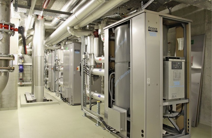 Abb. 1 Bei der Pictet Bank in Genf deckt die solarthermisch angetriebene Yazaki-Absorptionskälte­anlage rund 210 kW der Gesamtkälte­leistung von 2000 kW. - © Yazaki

