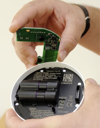Hekatron: Durch das Einsetzen eines Funkmoduls Basis oder Pro wird aus Genius Hx der Funk-Rauchwarnmelder Genius Hx.