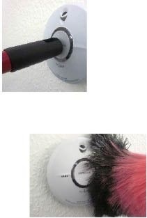 Funktionsprüfung und Wartung eines Rauchwarnmelders. Auf der sicheren ­Seite sind Eigen­tümer, wenn sie den Einbau und die jähr­liche Funktions­prüfung an ein ausgewiesenes Fach­unternehmen delegieren. Die Kosten der Rauchwarn­melder-Wartung sind als Betriebskosten umlagefähig. Wichtig ist für Eigentümer, dass die Wartung der Rauchwarnmelder lückenlos dokumentiert wird, das kann im Haftungsfall entscheidend sein.