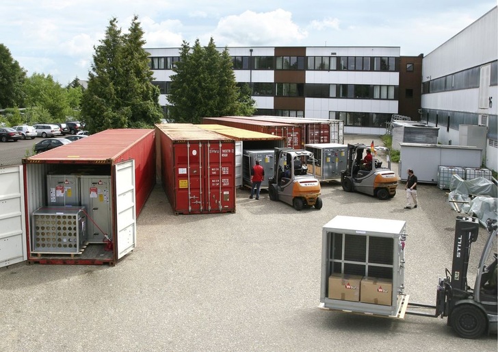 Wolf Anlagen-Technik: Beschickung der 40-Fuß-Großcontainer mit 52 Klimageräten.